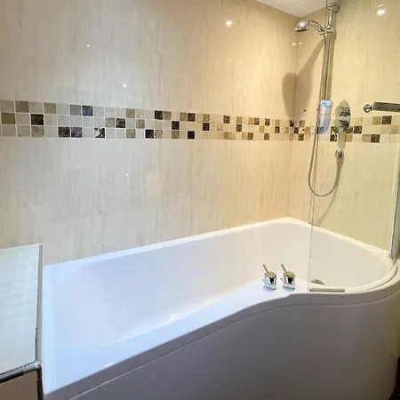 Exceptional Two-bedroom In With Parking And Stunning Views 公寓