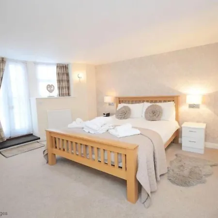 Exceptional Two-bedroom In With Parking And Stunning Views *