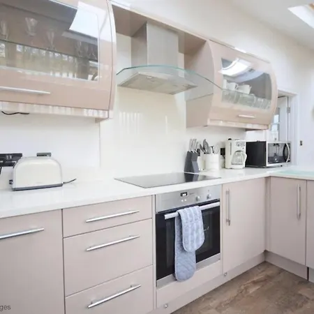 Exceptional Two-bedroom In With Parking And Stunning Views * 惠特比