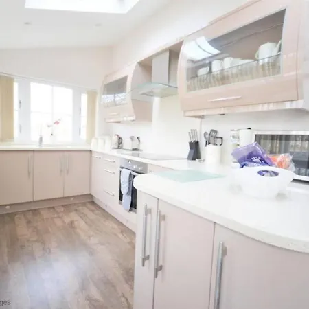 Exceptional Two-bedroom In With Parking And Stunning Views 惠特比