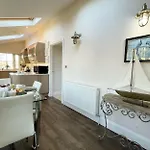 Exceptional Two-bedroom In With Parking And Stunning Views ويتبي